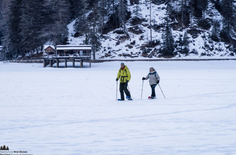 lago di braies pragser wildsee ciaspolata schneeschuhwandern snowshoehiking (15 von 53)